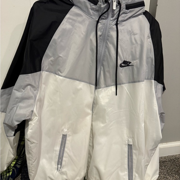 Nike Men's Black and White Windbreaker - Picture 7 of 7